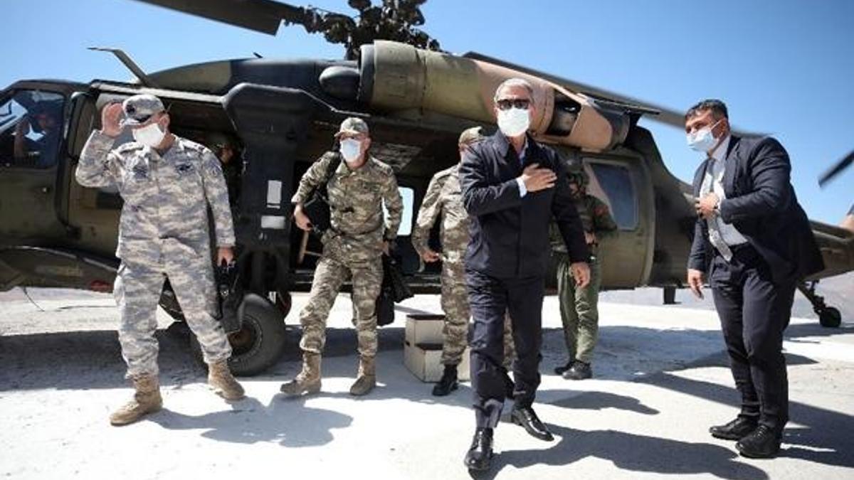Bakan Akar ve komutanlar Irak sınırında