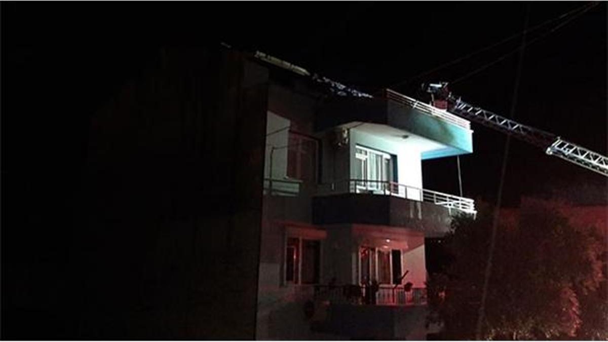 İzmir'de 3 katlı binanın çatısına yıldırım düştü