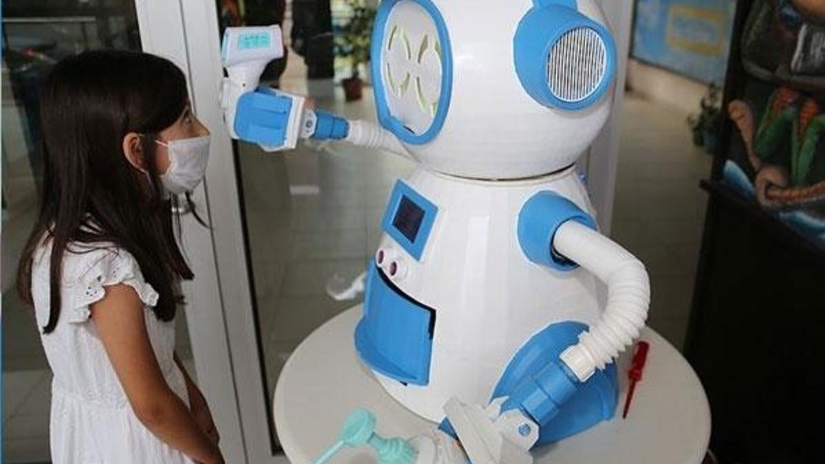 Ateş ölçüp dezenfektan sıkan, maske veren robot geliştirdiler