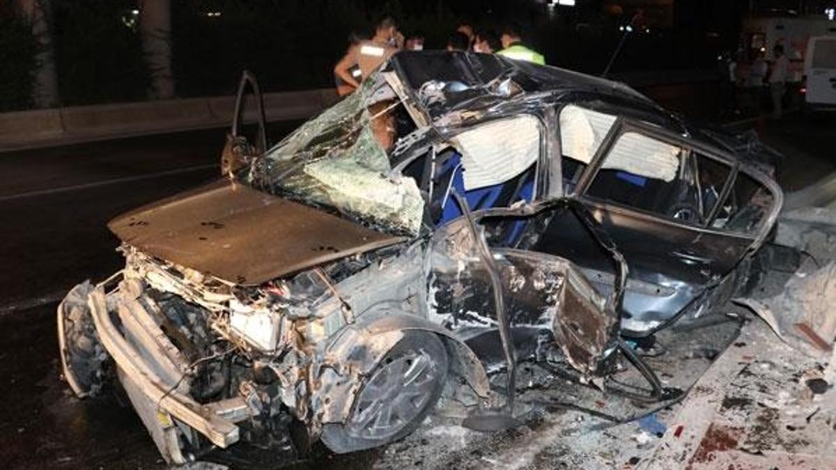 İzmir'de otomobil üst geçide çarptı: 1'i ağır 3 yaralı