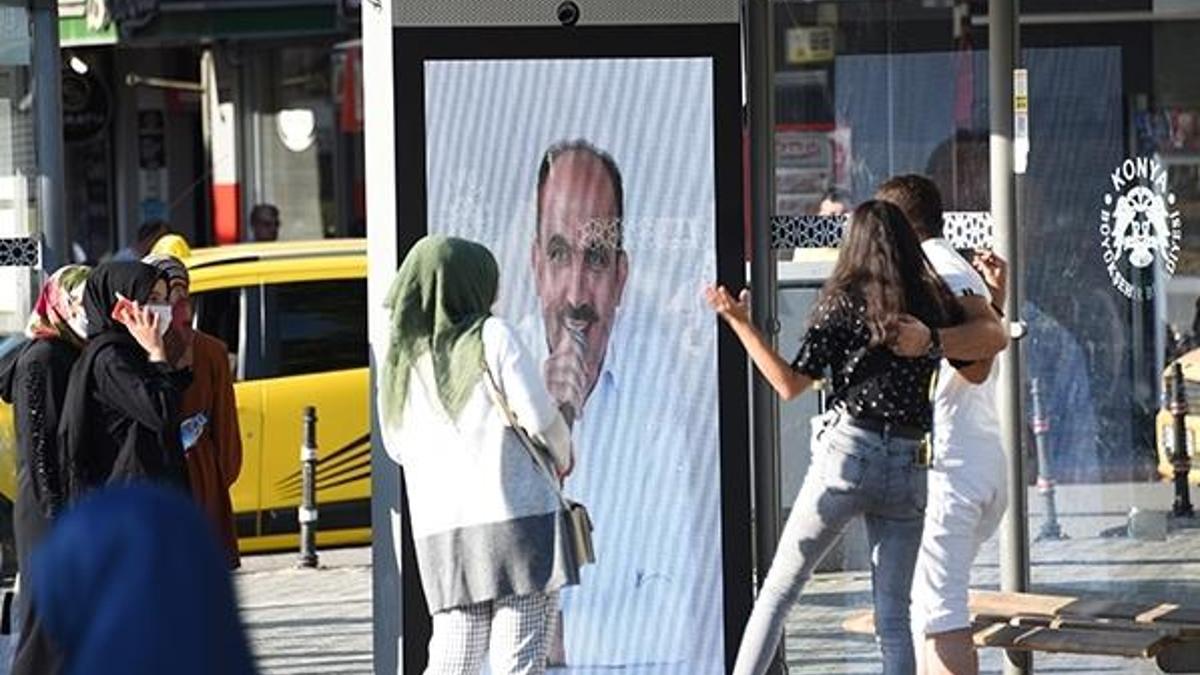 Belediye başkanı aniden duraktaki ekranda belirince halk şok yaşadı!