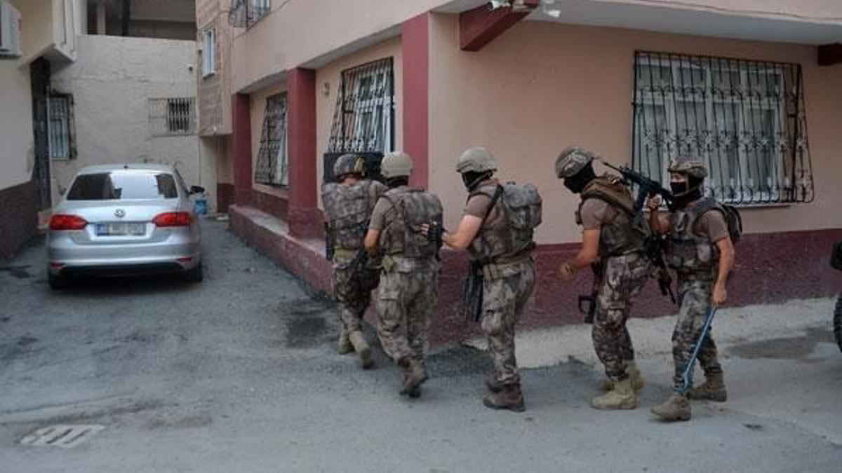 Adana’da organize şube şafak vakti birçok adrese operasyon düzenlendi