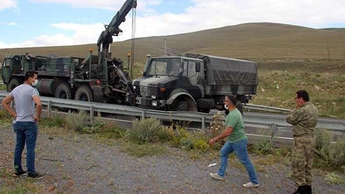 Ardahan'da askeri araç bariyerlere çarpı: 5 yaralı