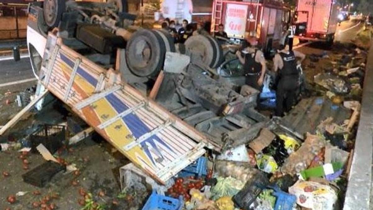 Otomobille çarpışan kamyon takla attı: 1' ağır 5 yaralı
