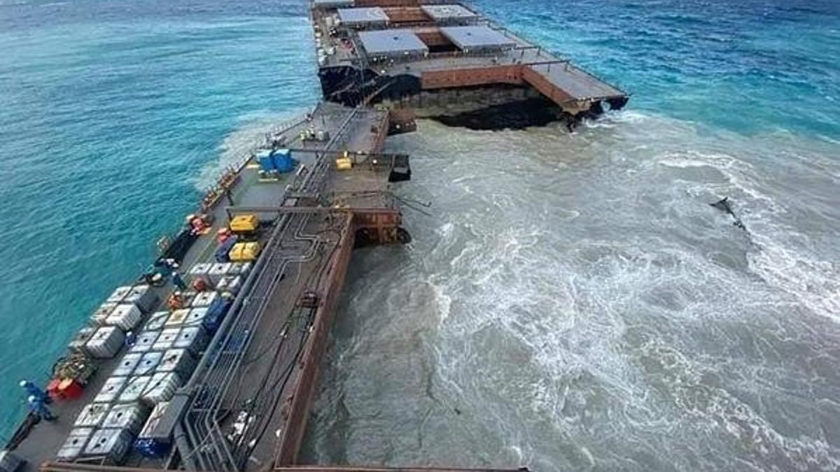Çevre felaketi! Karaya oturan tanker ikiye bölündü