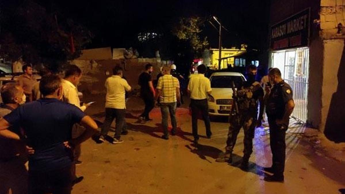 Şüpheliyi gözaltına almak isteyen polis ekibine taşlı saldırı: 1 polis yaralı