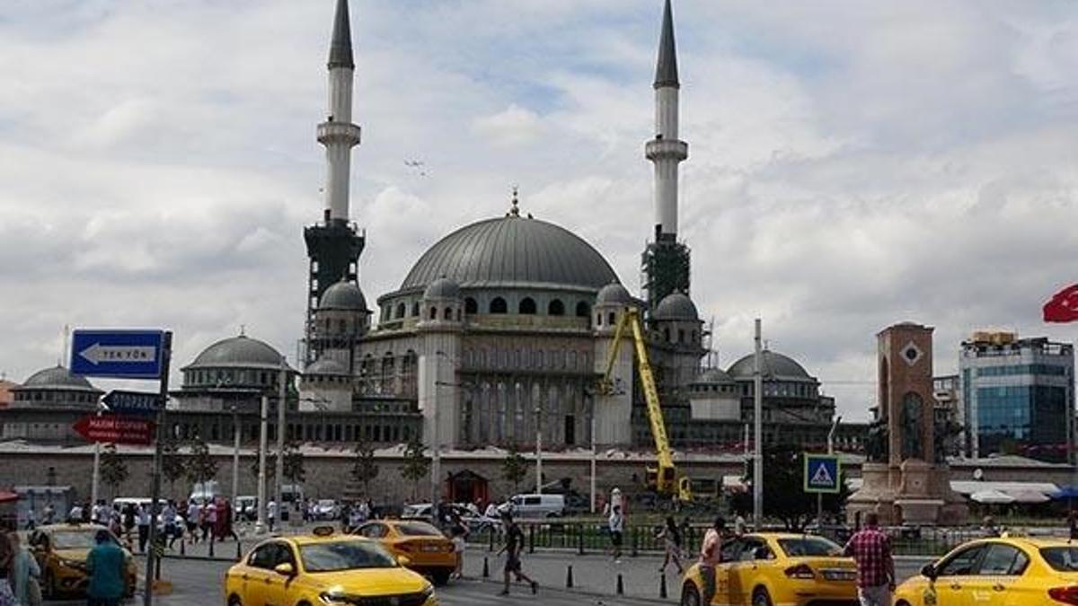 Taksim Camii’nin şerefeleri tamamlandı