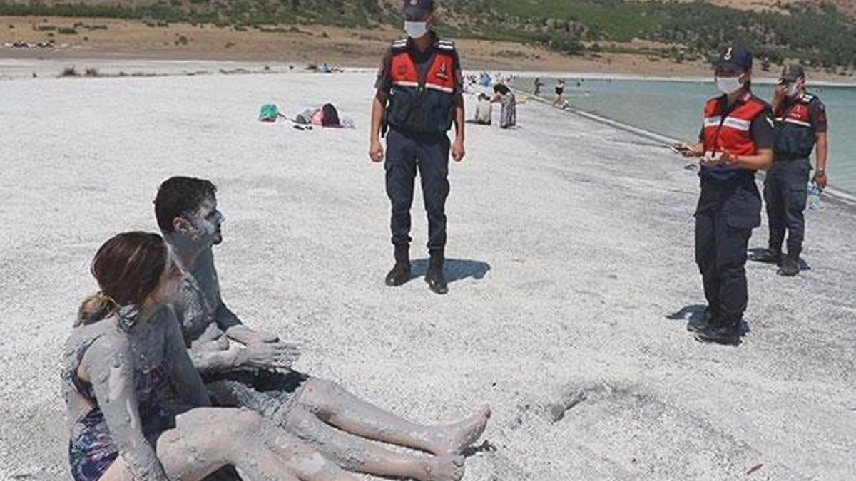Burdur Valiliği: Salda Gölü'nde çamur banyosu yasaklandı