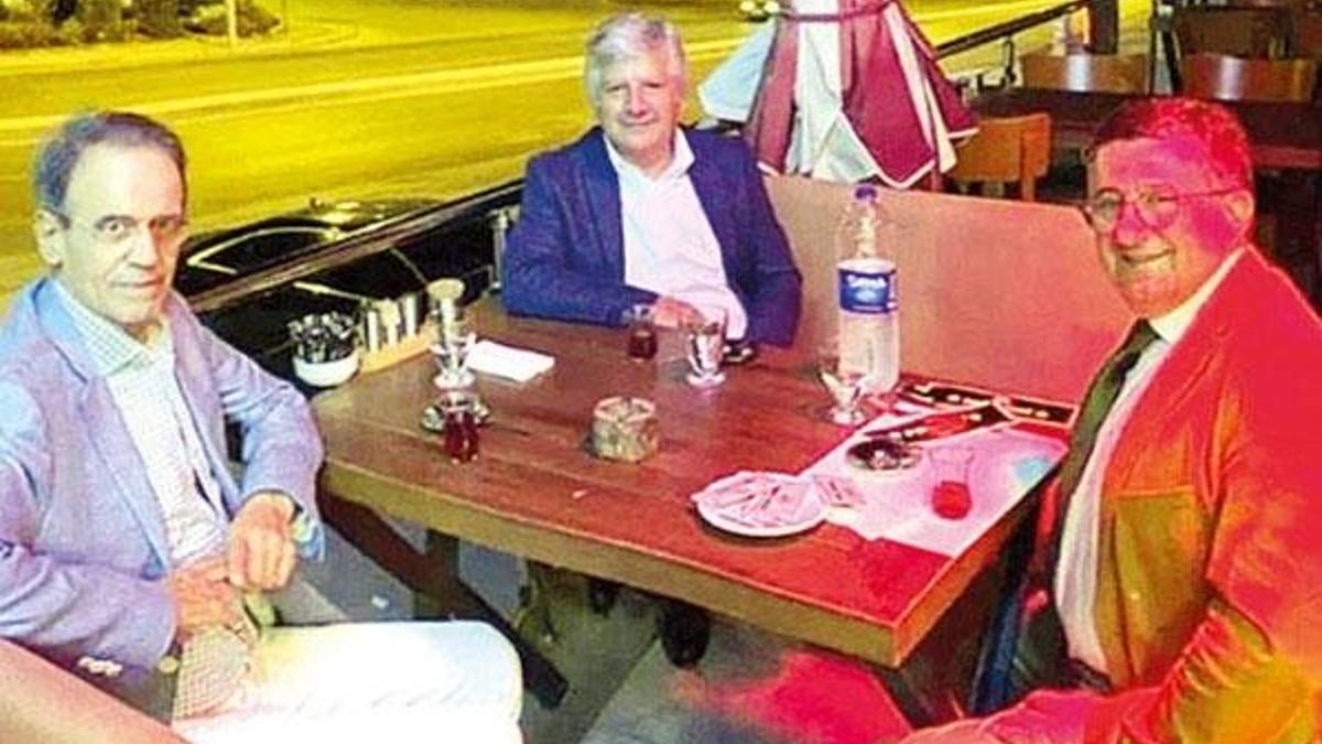 Maskesiz restoran fotoğrafına eleştiri geldi