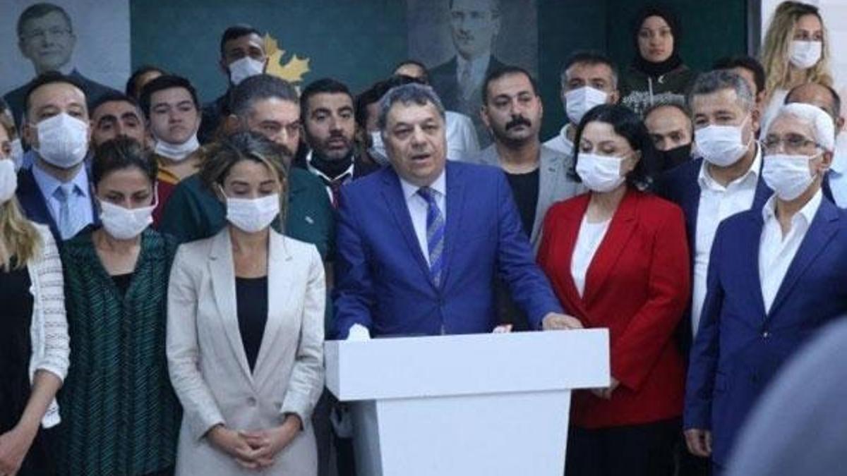 Gelecek Partisi'nde istifa depremi!
