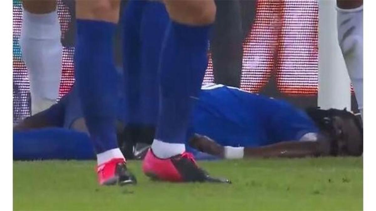 Bafetimbi Gomis yine sahada bayıldı!