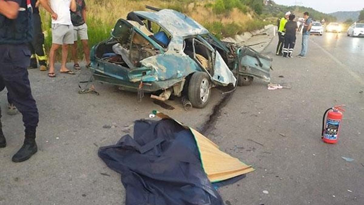 Muğla'da, lastiği patlayan otomobil takla attı: 3 ölü