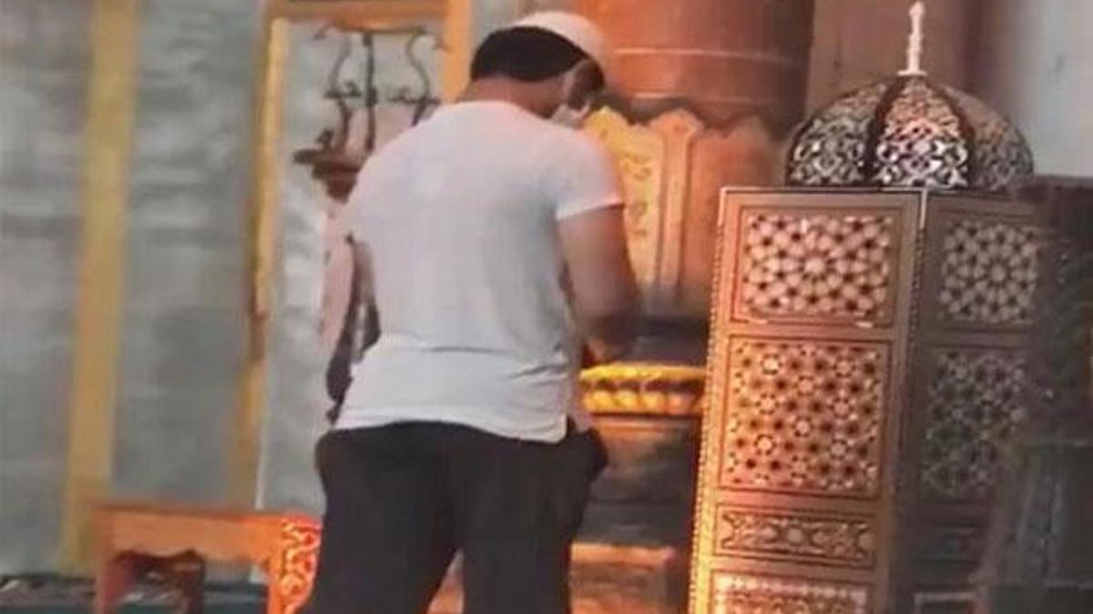 Ayasofya'da protez bacaklarıyla namaz kıldı