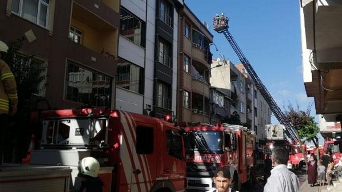 Bayrampaşa'da iki binadaki çatı yangını söndürüldü