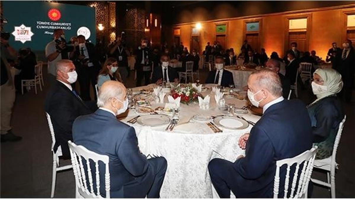 Cumhurbaşkanı Erdoğan, Ahlat'ta sanatçı ve gençlerle bir araya geldi