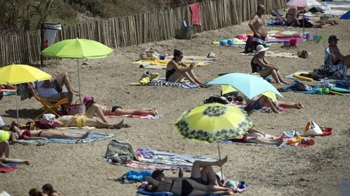 Polis üstsüz güneşlenen kadınları uyardı! Ülke ayağa kalktı