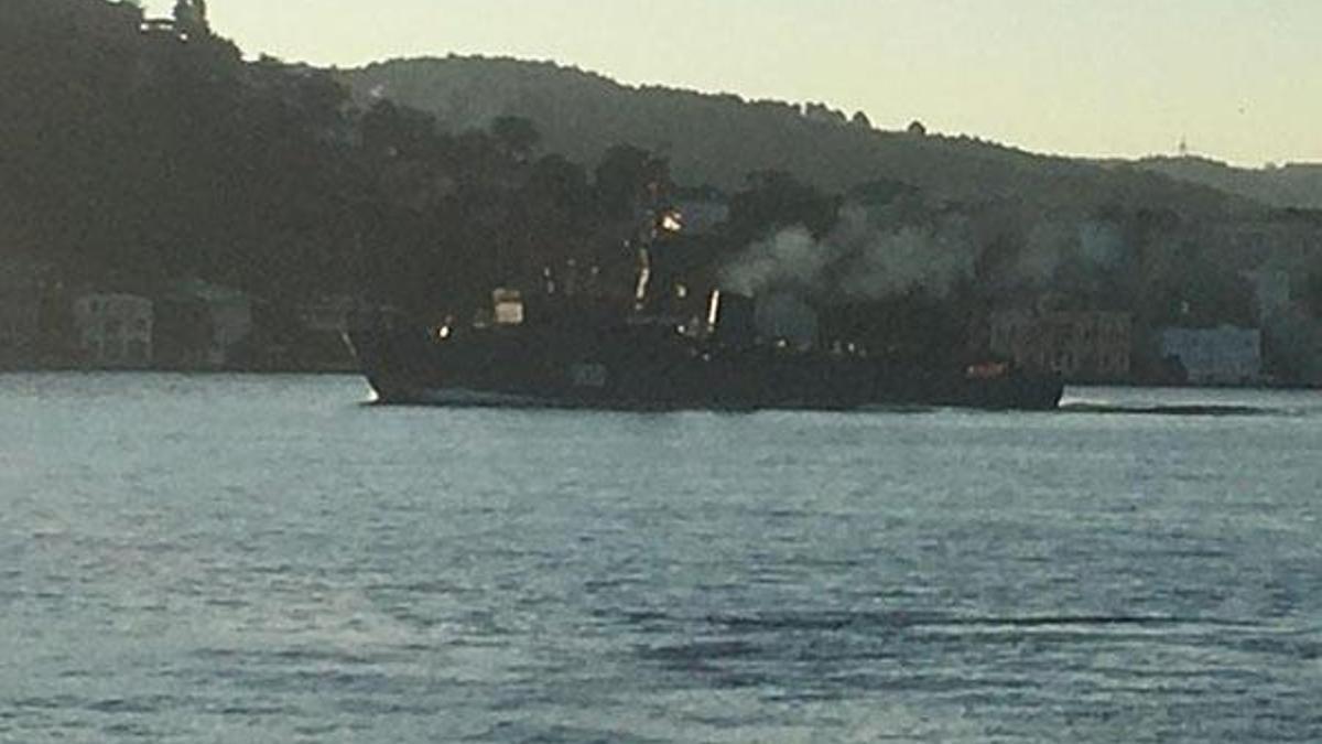 2 Rus askeri gemisi peş peşe İstanbul Boğazı'ndan geçti