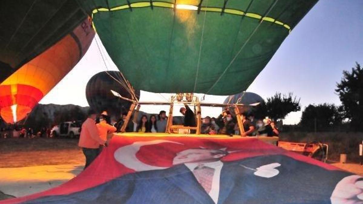 Kapadokya'da sıcak hava balonları Atatürk posteriyle havalandı
