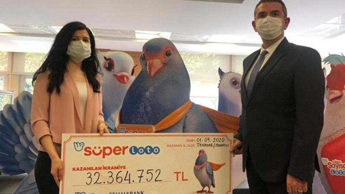 Süper Loto'dan büyük ikramiye kazanan talihli çekini teslim aldı