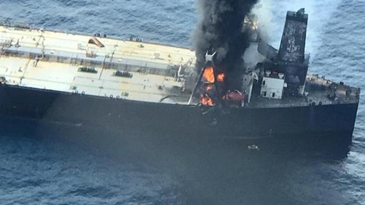 Sri Lanka'da 2 milyon varil petrol taşıyan tanker yandı: 1 ölü