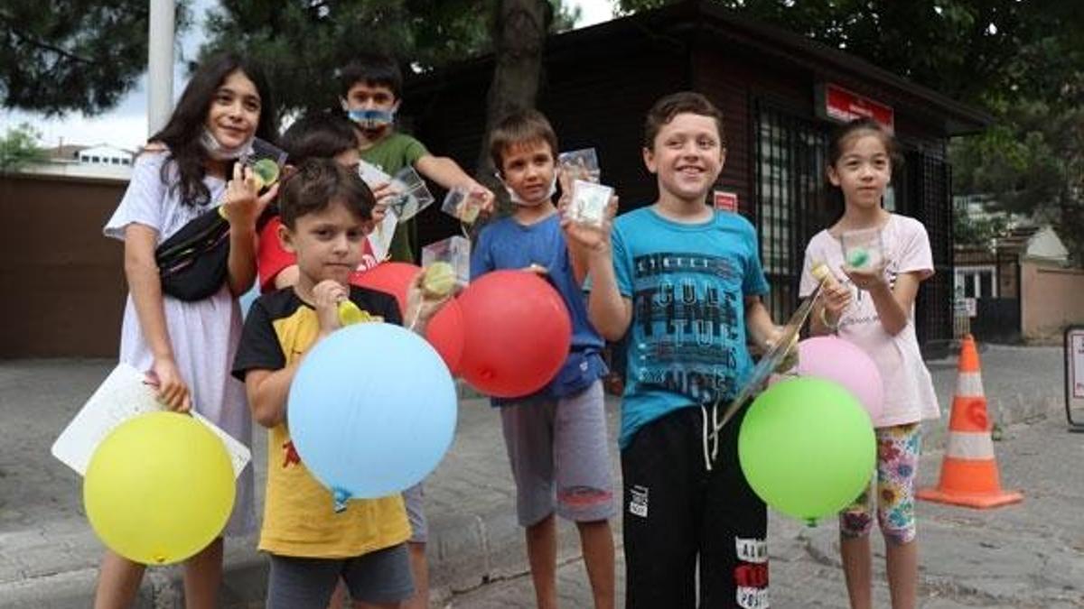 Hijyenle birlikte çocuklara mutluluk dağıttılar