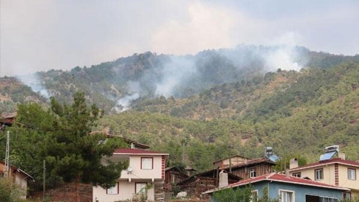 Sinop-Çorum arasındaki orman yangını sürüyor; Tahliye edilen köyde yaşayanlar sokakta sabahladı