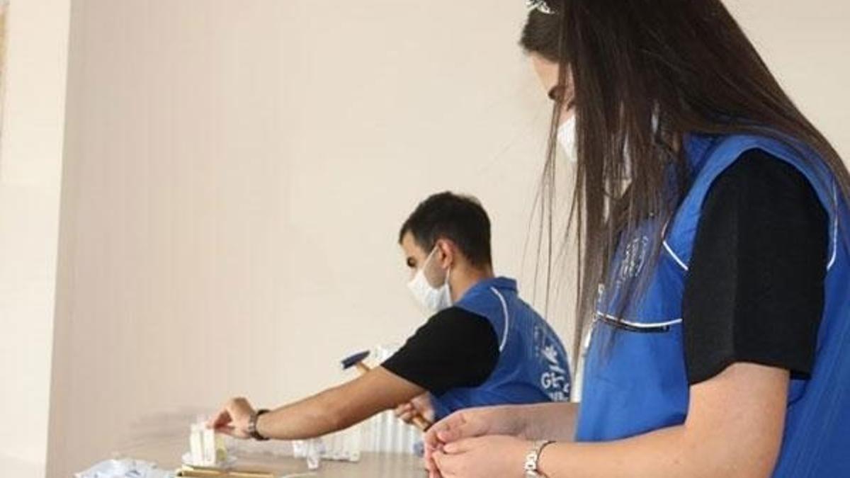 Gençlerden koruyucu siperlik üretimine devam