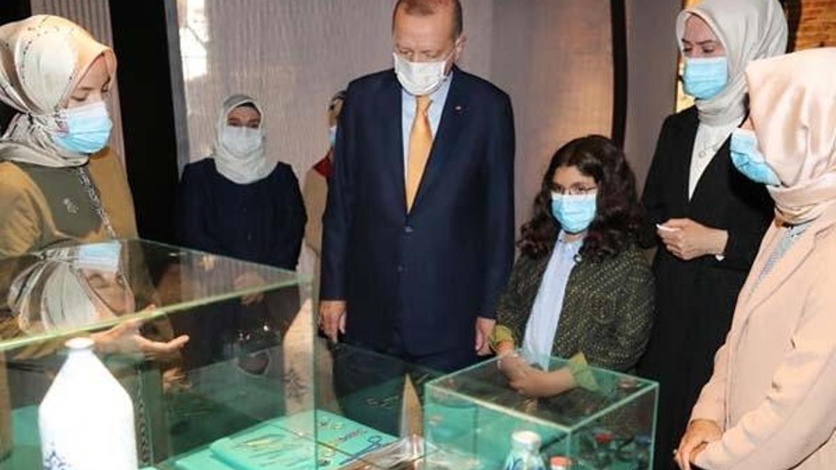 Cumhurbaşkanı Erdoğan, 'Böyle Daha Güzelsin' sergisini gezdi