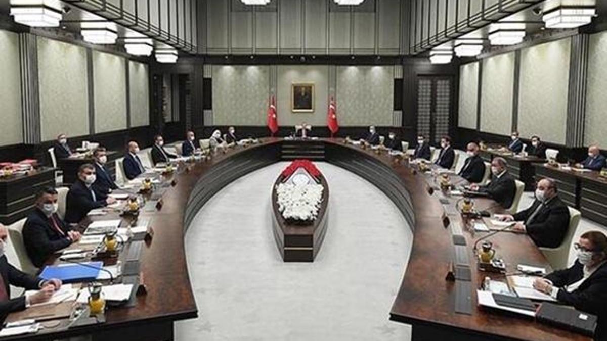 Tüm gözler orada! Kabine toplandı...