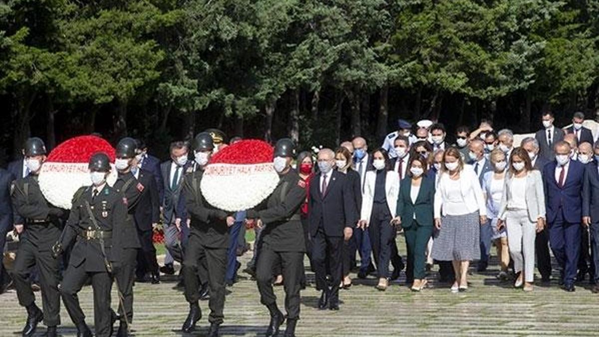 Kılıçdaroğlu, CHP'nin kuruluş yıl dönümünde Anıtkabir'i ziyaret etti