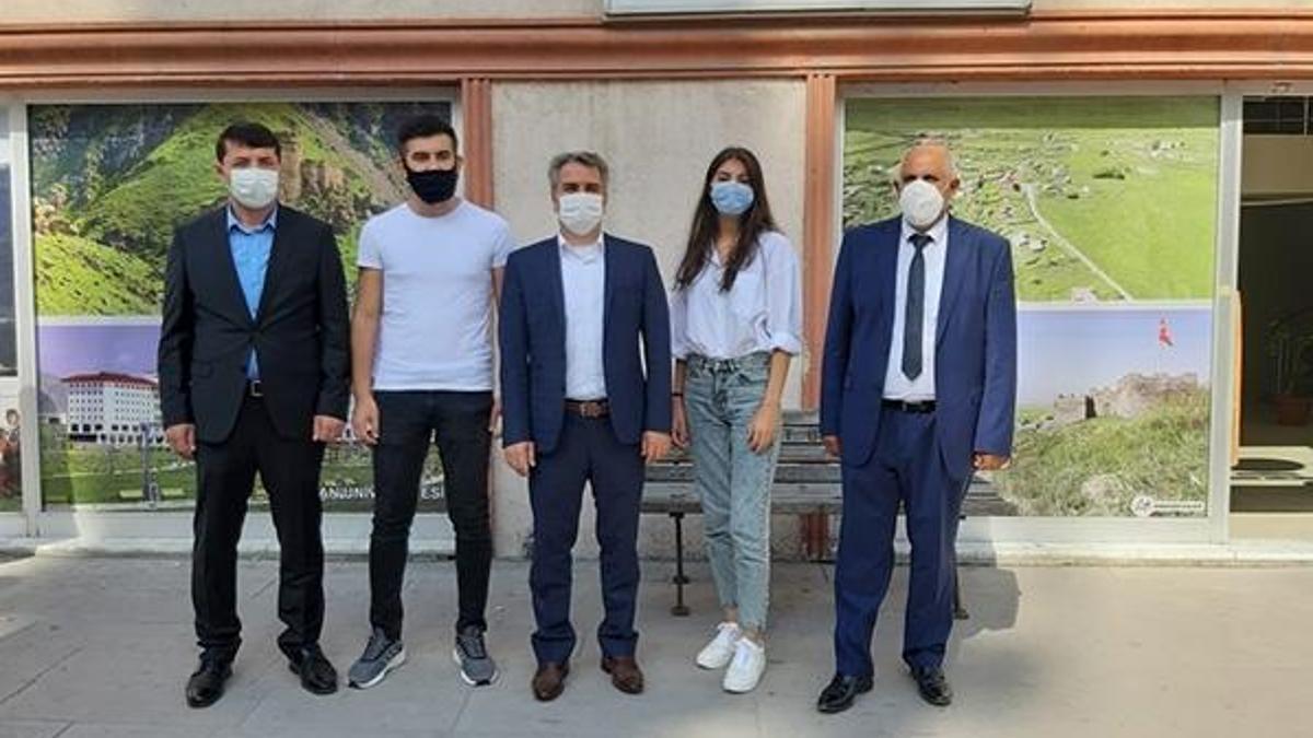 Tıp fakültesini kazanan öğrencilere moral verdiler