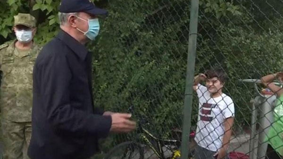 Bakan Akar ile çocuklar arasında güldüren diyalog