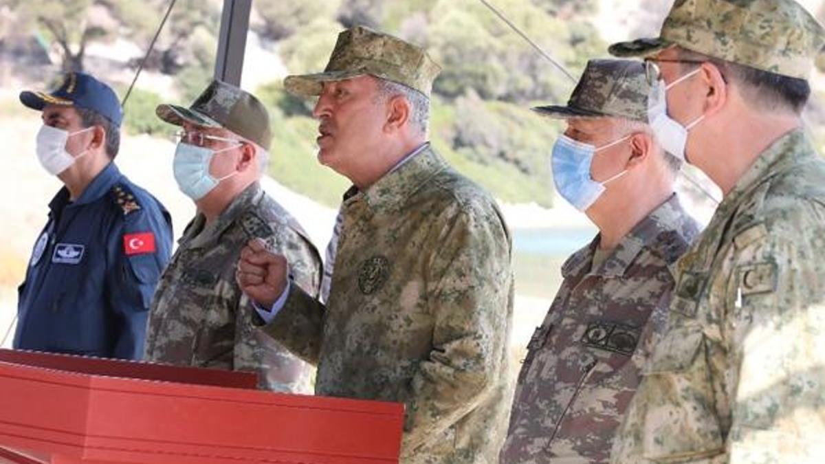 Milli Savunma Bakanı Akar'dan "Kardak kahramanları"na ziyaret