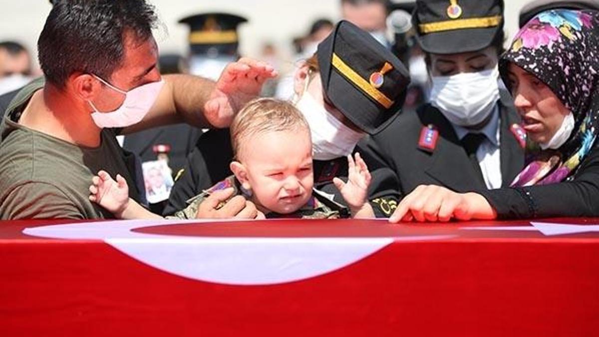 Şehitlere veda! Küçük Sabri Mete babasını böyle uğurladı...