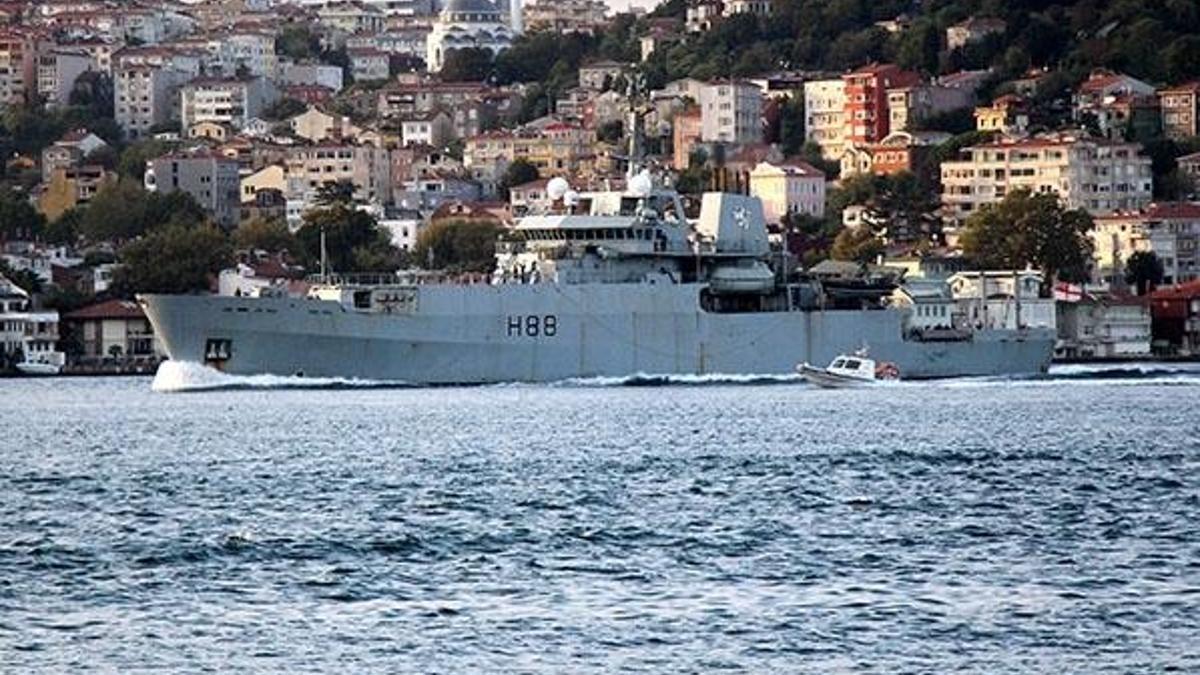 İngiliz araştırma gemisi İstanbul Boğazı'ndan geçti
