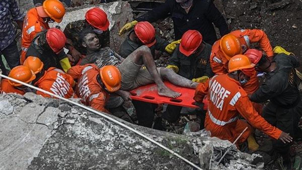 Hindistan'da bina çöktü! 8 kişi hayatını kaybetti