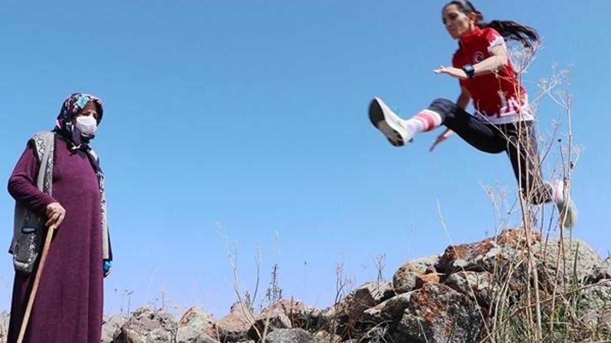 Özlem olimpiyat yolunda! Annesi bir an olsun yalnız bırakmıyor
