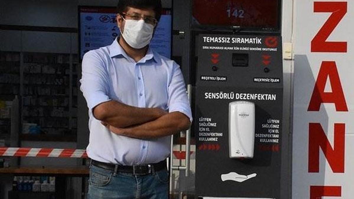 Eczanelerde temas ve bulaş riskini azaltacak cihaz tasarladı