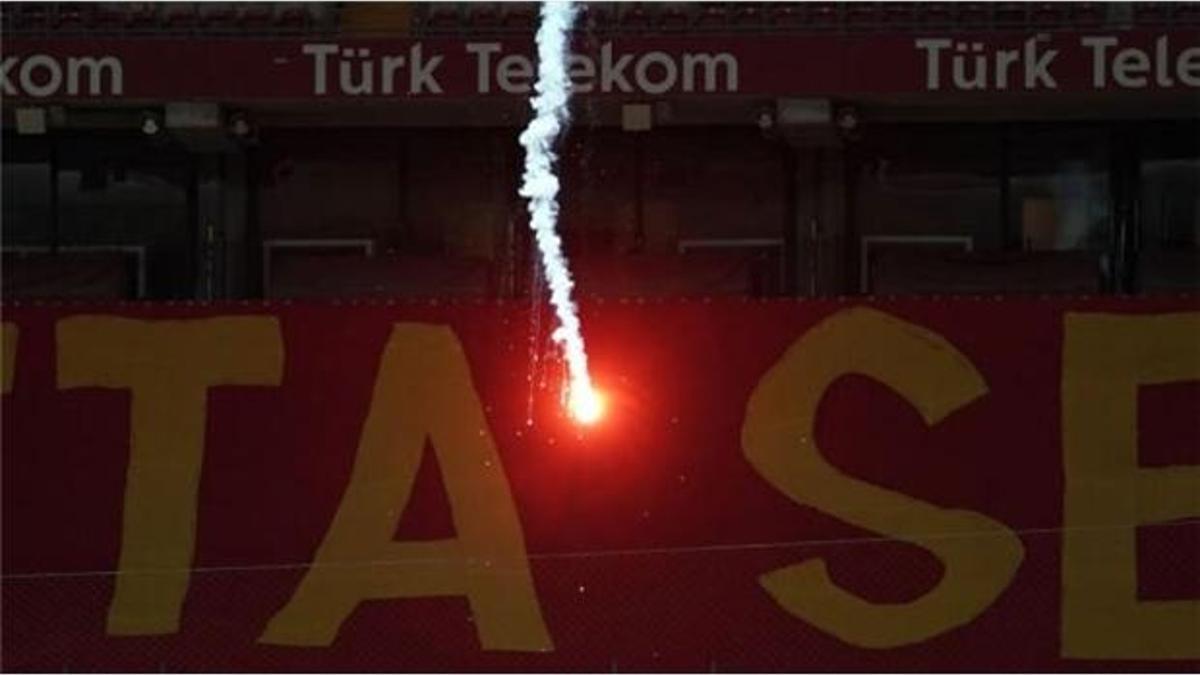 Galatasaray - Fenerbahçe derbisinde şoke eden olay! Paraşütle...