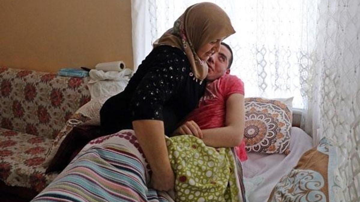 6,5 yıldır gözlerini kırpamıyor