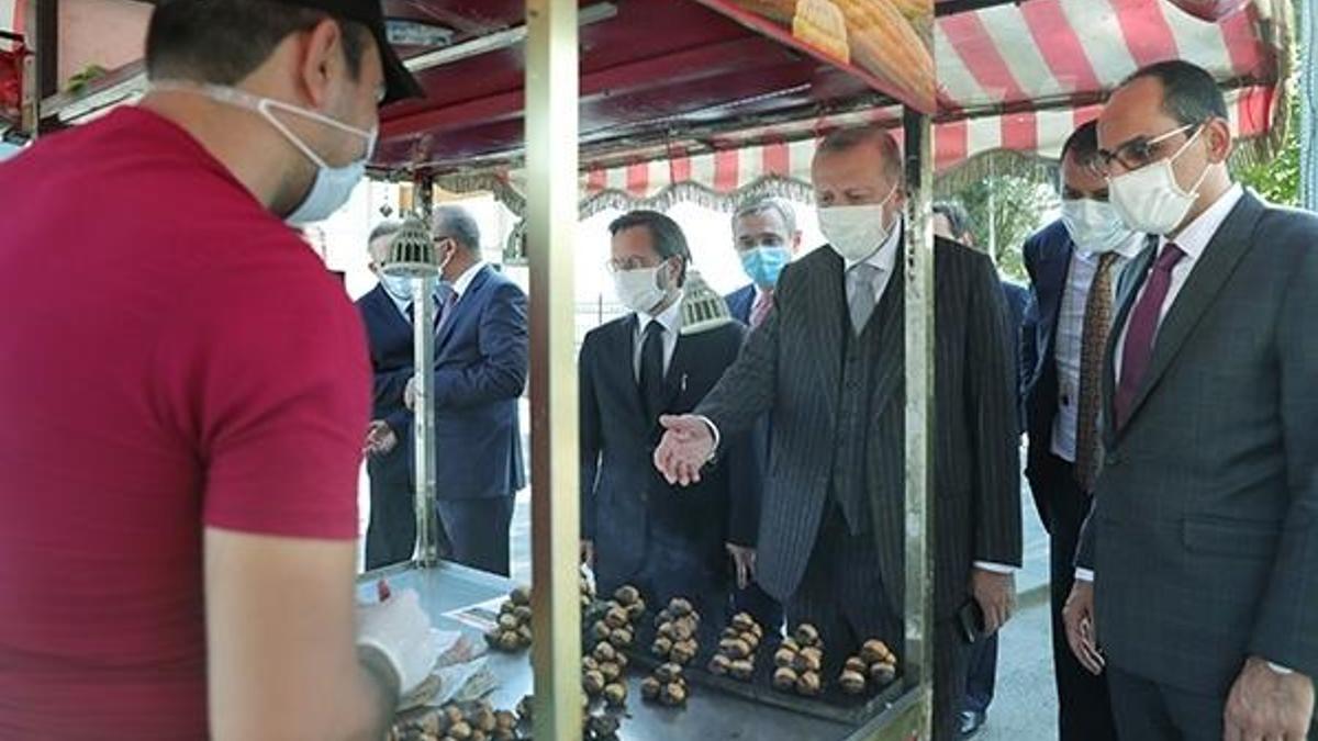 Cumhurbaşkanı Erdoğan Beşiktaş'ta kestaneciye uğradı