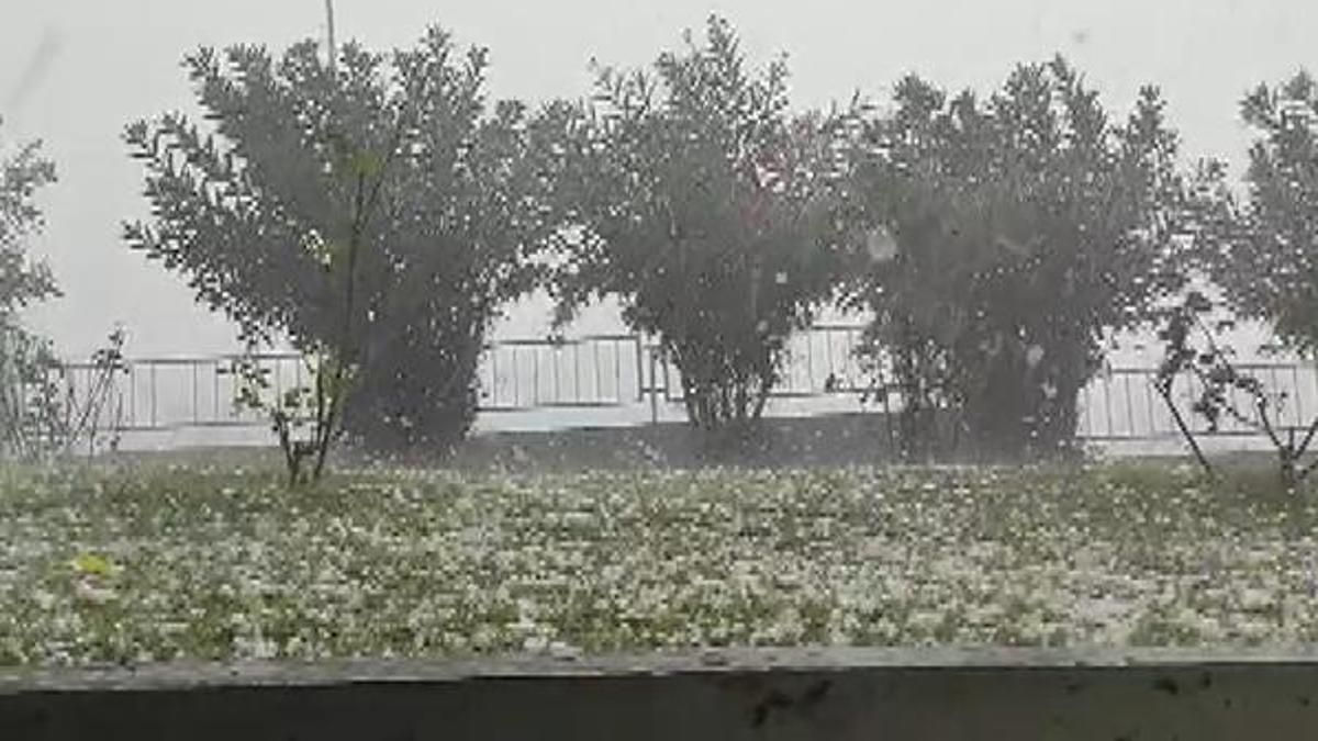 İstanbul'da dolu yağışı! Yerler kısa sürede beyaza büründü