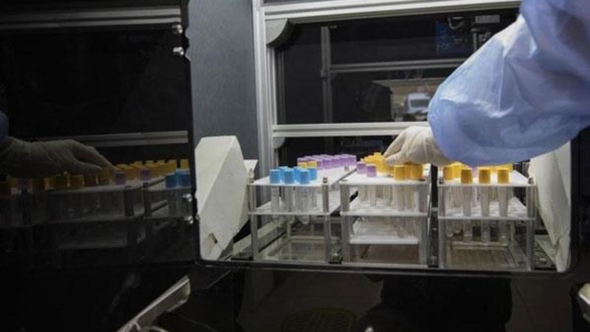 Kan alma biriminde görev yapan robot teması azaltıyor