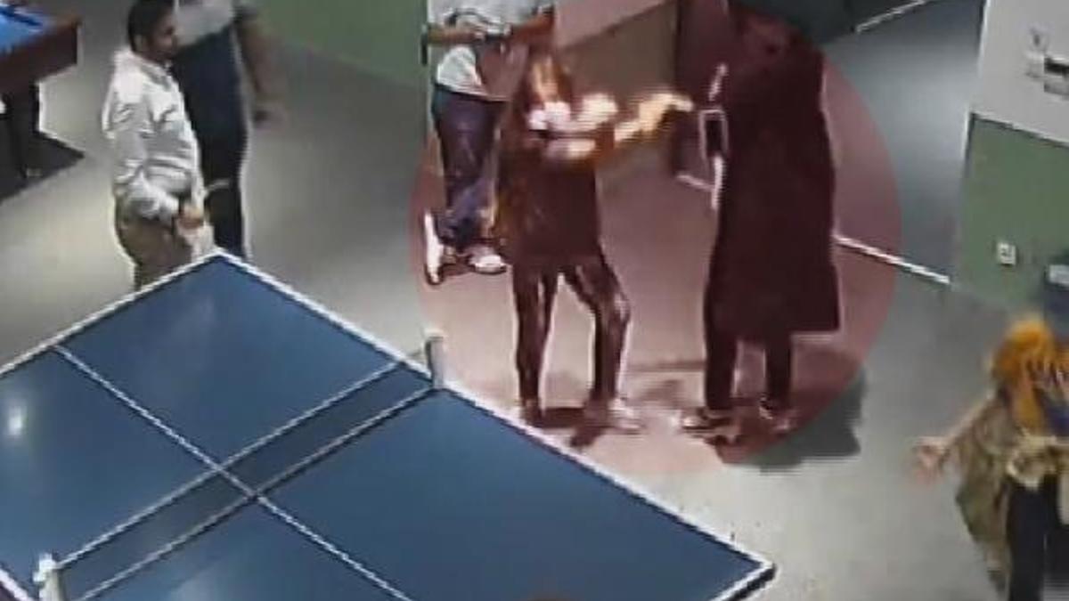 Kadınlar, maske takmadılar diye kendilerini uyaran çocuğu darp etti!
