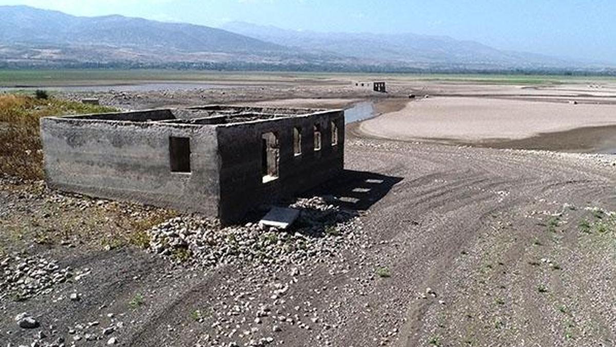 Baraj gölünde sular çekildi, köy kalıntıları ortaya çıktı