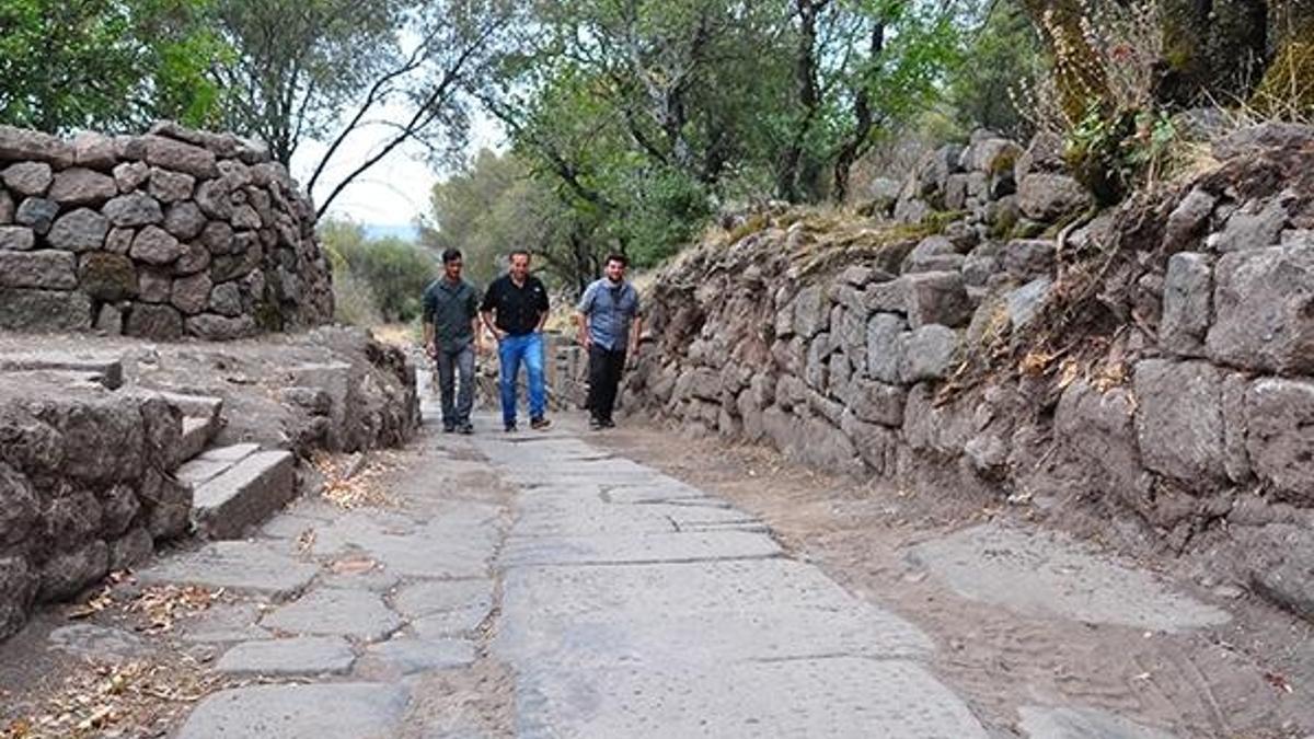 Aigai'deki kazılarda 2 bin yıllık 'Roma Yolu' bulundu