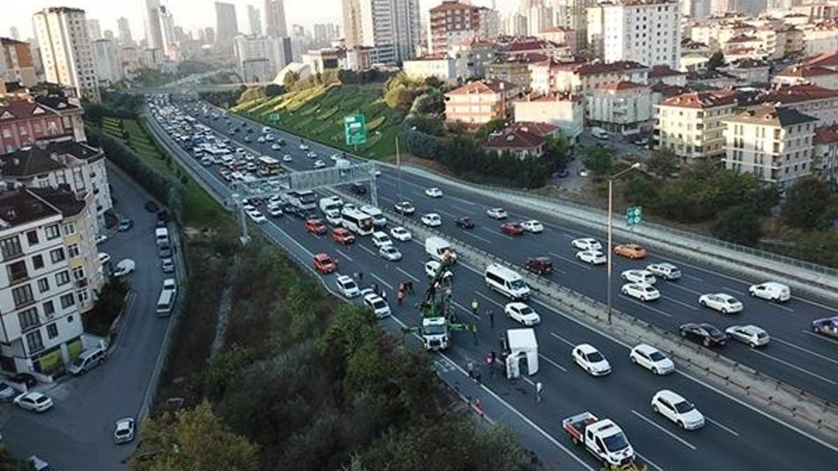 Ümraniye TEM'de kamyonet devrildi! Sürücü yaralandı