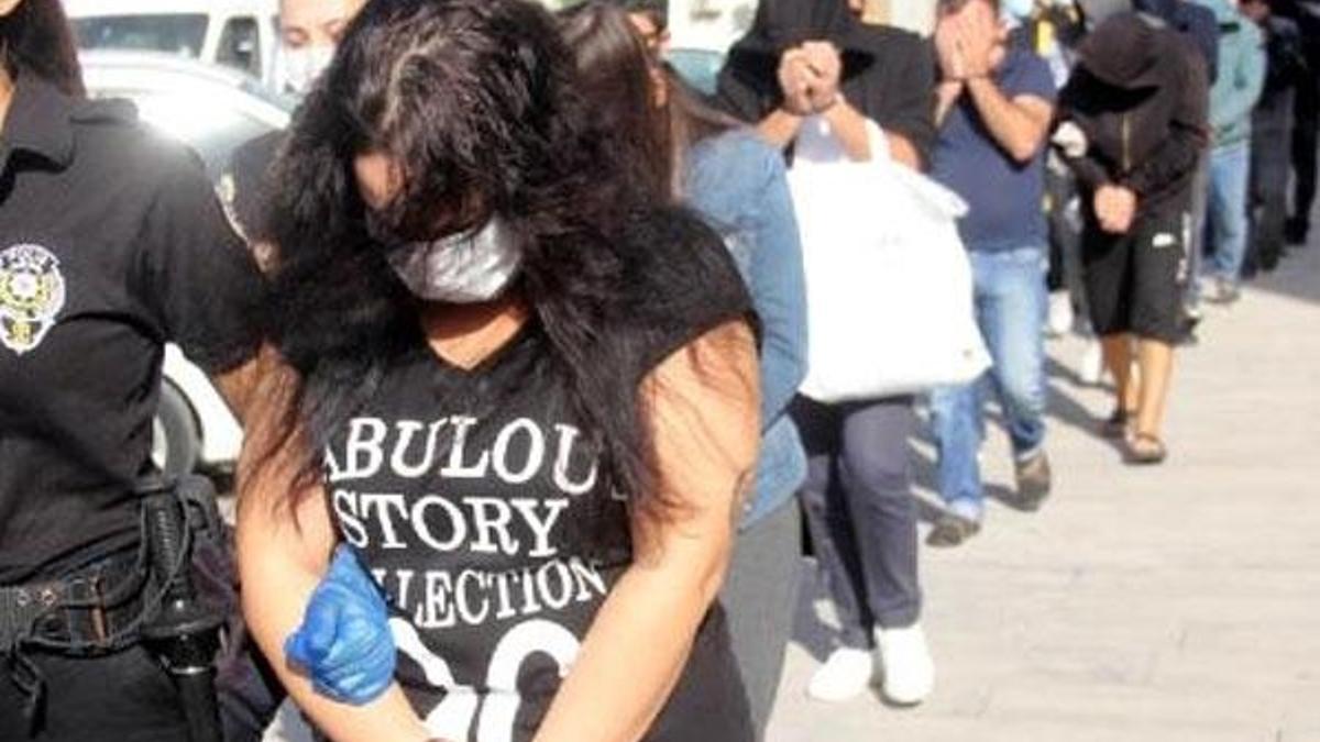 Para bulamayınca eşlerini pazarlamışlar!