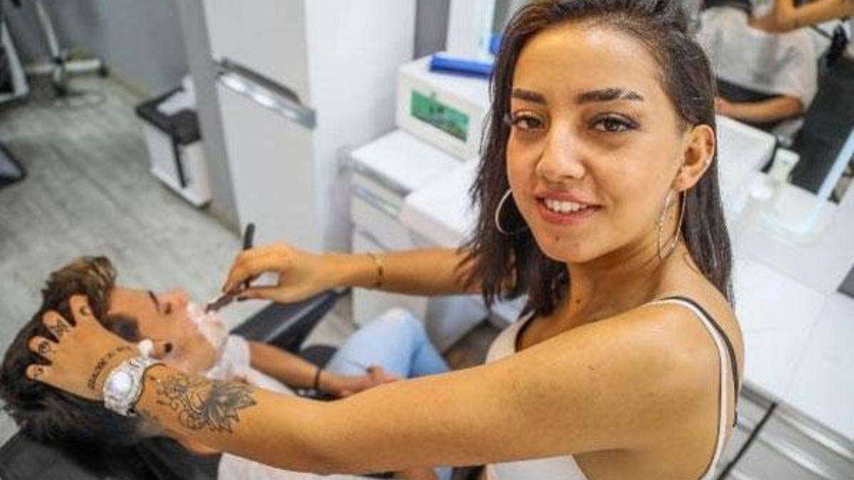 İki kadın berber, ustalık için gün sayıyor