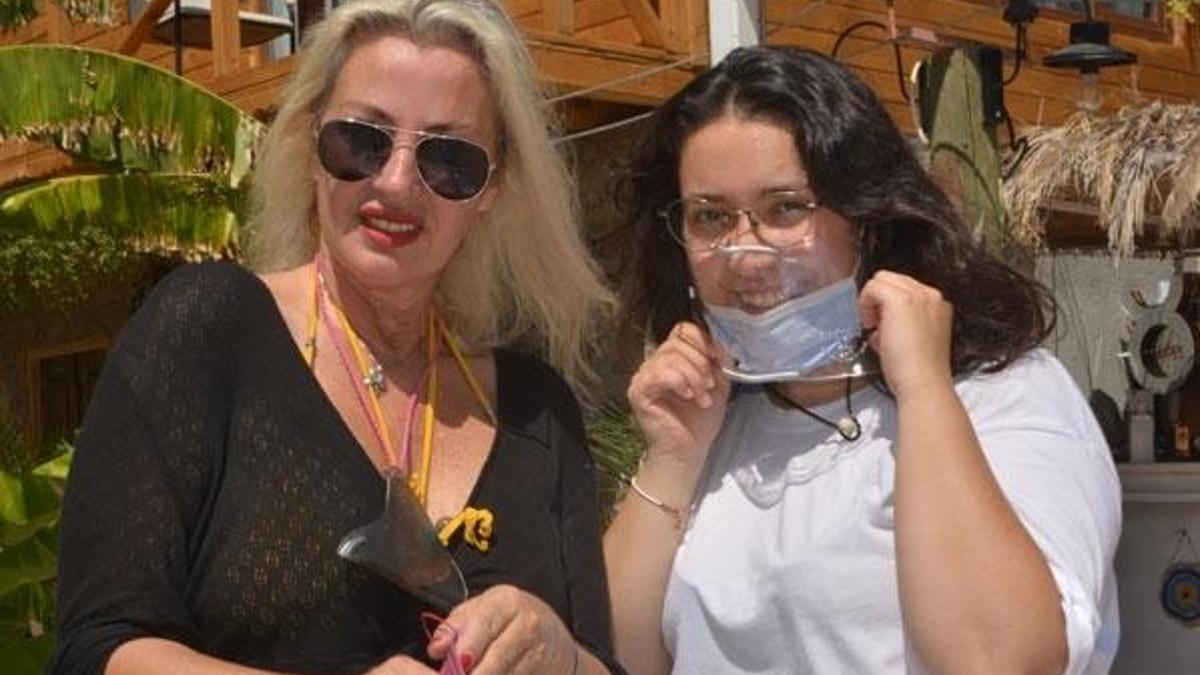 İşitme engellilerden ilham aldı, şeffaf maskeler üretti